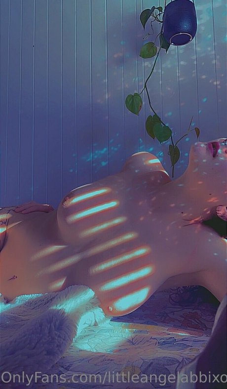 Naken läckt OnlyFans-bild av Little Angel Abbi