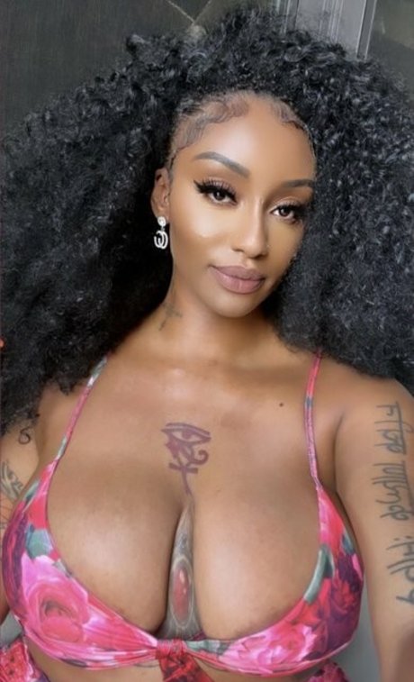 Naken läckt OnlyFans-bild av Nigerianamazon