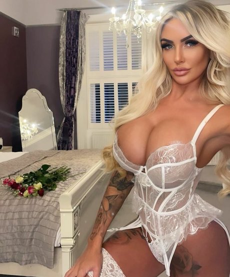 Naken läckt OnlyFans-bild av Debbie Clarkson