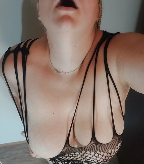 Naken läckt OnlyFans-bild av Horny Mummy