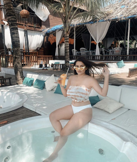 Naakte gelekte OnlyFans-foto van Sonali Malhotra