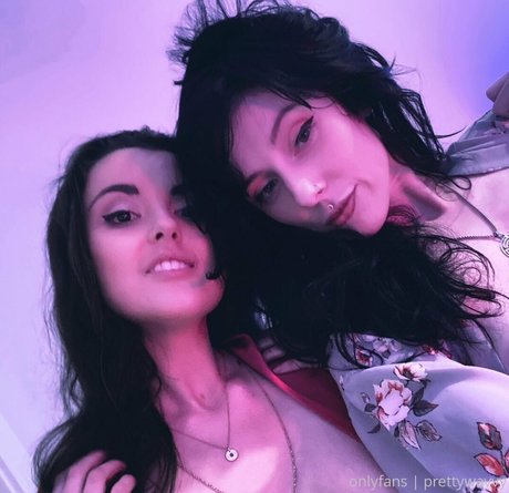 Naken läckt OnlyFans-bild av Prettywavvy