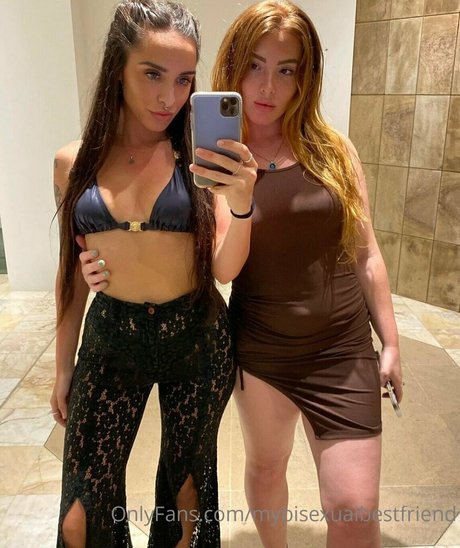 Nahá fotka uniklých OnlyFans od Mybisexualbestfriend