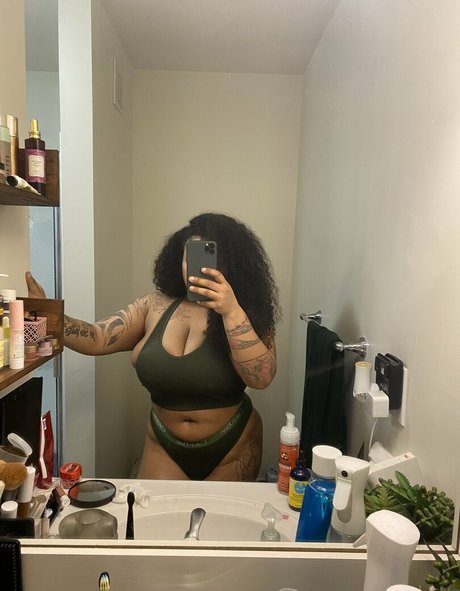 Alasti lekkinud OnlyFans-i pilt Badgyalgoodlife