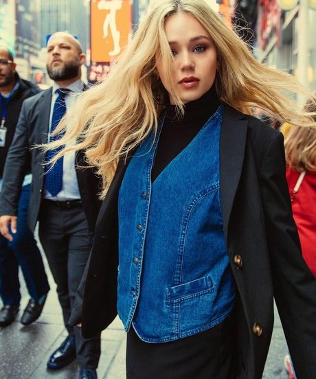 Naken läckt OnlyFans-bild av Brec Bassinger