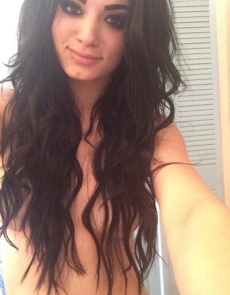 Обнаженная фотография утечки OnlyFans от Saraya Bevis