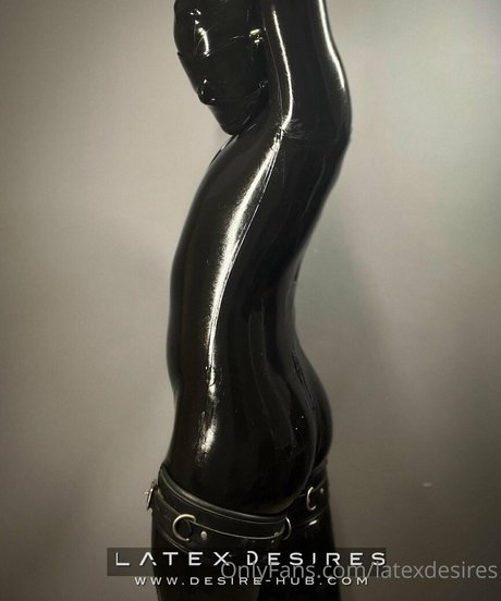 Naken lekkede OnlyFans-bilde av Latexdesires