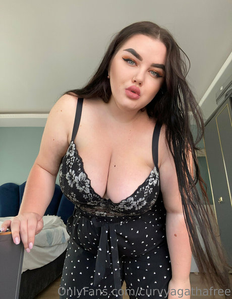 Nøgent lækket OnlyFans-billede af Curvyagathafree
