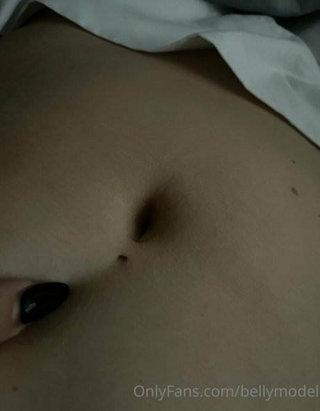 Naken läckt OnlyFans-bild av Bellymodel