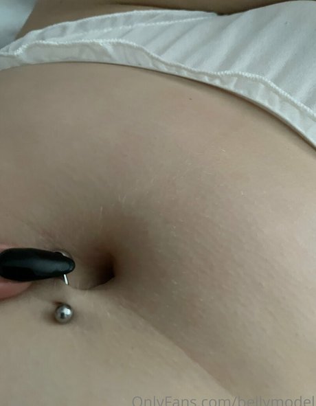 Bellymodel OnlyFansリークヌード写真