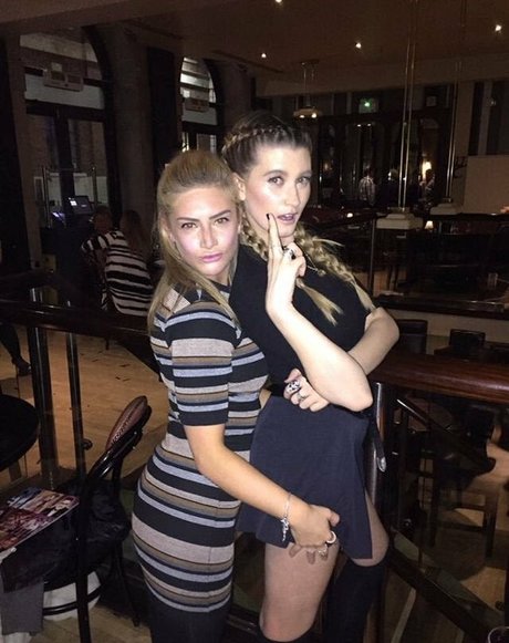 Naken läckt OnlyFans-bild av Emmerdales Charley Webb
