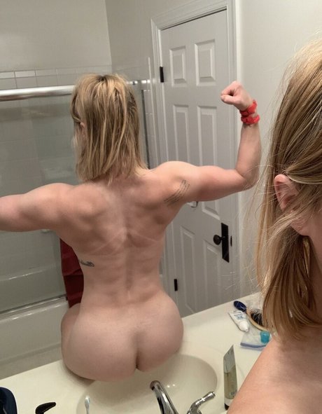 Naken läckt OnlyFans-bild av Blonde Fit Babe