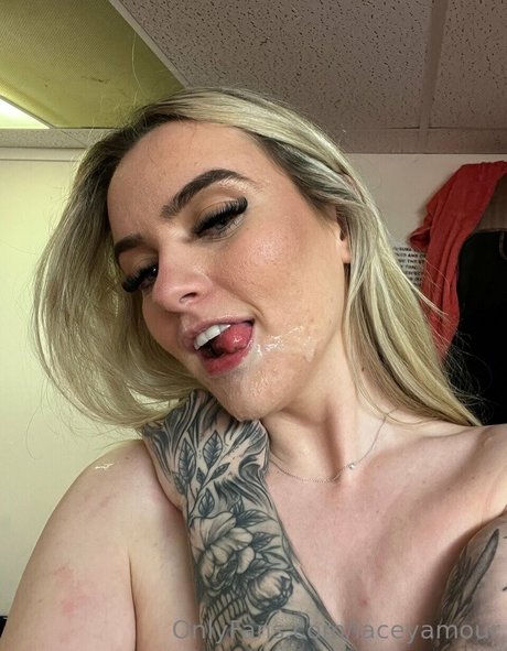 Alaston vuotanut OnlyFans-kuva Lacey Amour