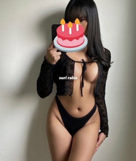 Naken läckt OnlyFans-bild av Suri Raisa
