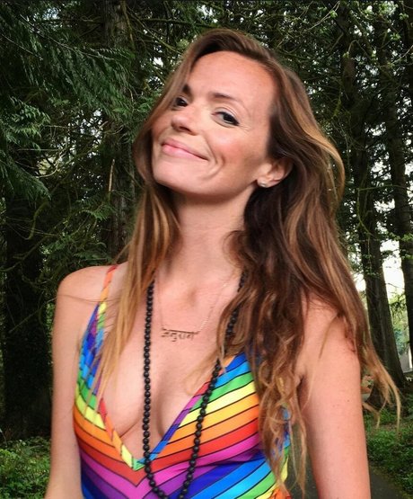 Naken läckt OnlyFans-bild av Emily Hart