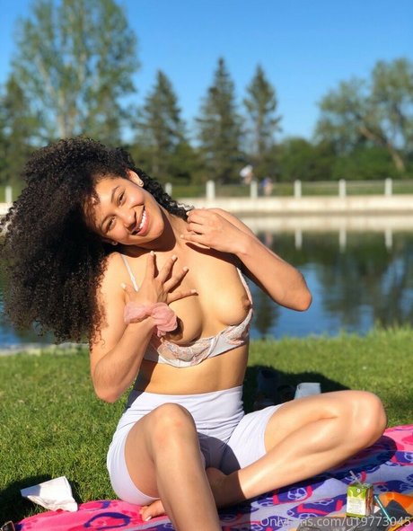 Naakte gelekte OnlyFans-foto van Luvaluva