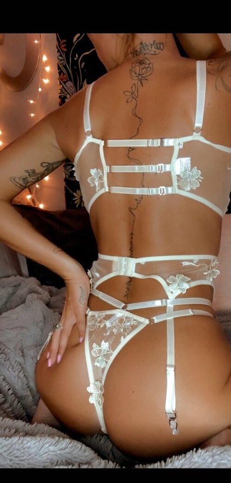 Naakte gelekte OnlyFans-foto van Tattoolovie09