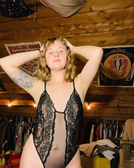 Naken läckt OnlyFans-bild av Simplylavenderlilacs