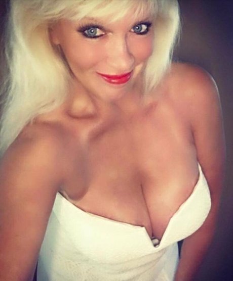 Sandie Lee