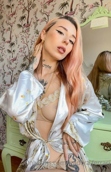 Izadora Ferrari