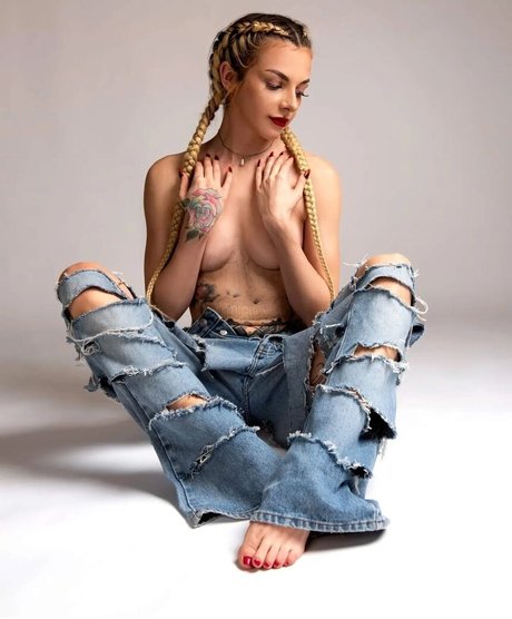 Alaston vuotanut OnlyFans-kuva Gothbabyx