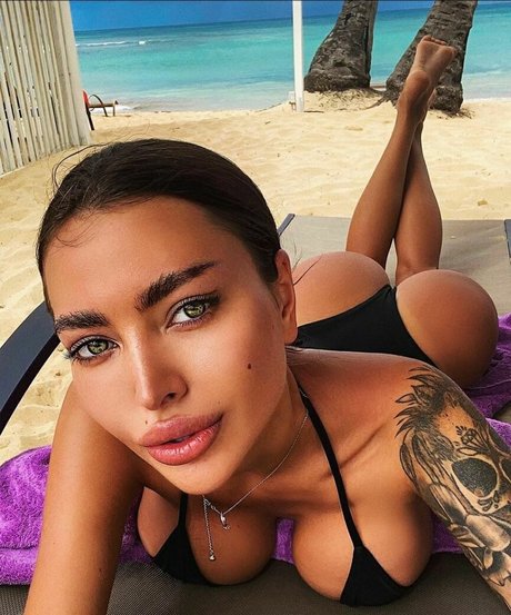 Naken lekkede OnlyFans-bilde av Alena Omovich