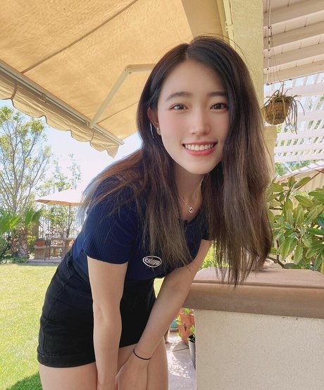 Naakte gelekte OnlyFans-foto van Yoojin