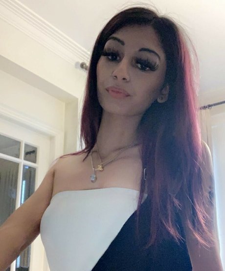 Naakte gelekte OnlyFans-foto van Bhavika Shah