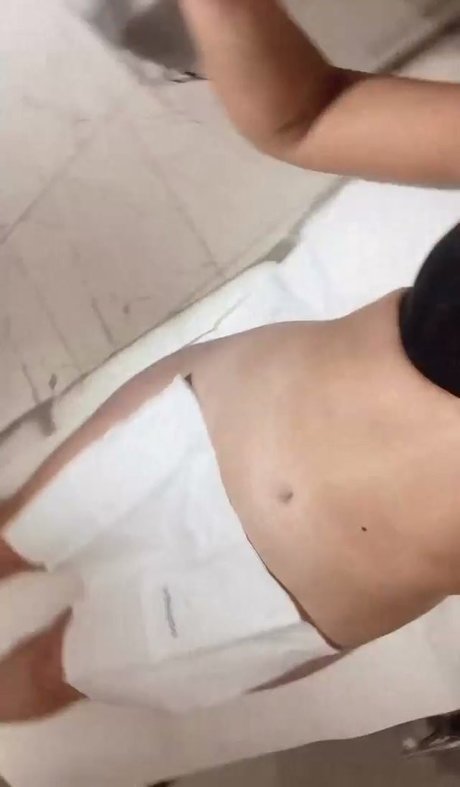 Alaston vuotanut OnlyFans-kuva Helen Scott