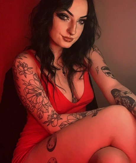 Alaston vuotanut OnlyFans-kuva Dropdeadroses