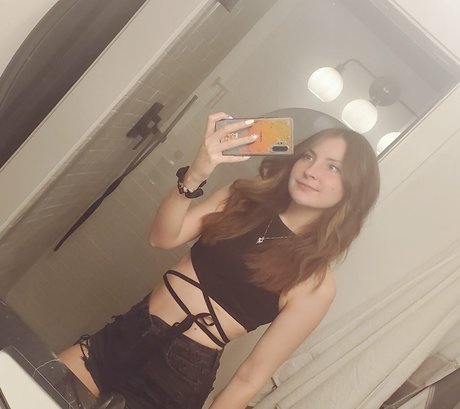 Обнаженная фотография утечки OnlyFans от Vicky Kunia