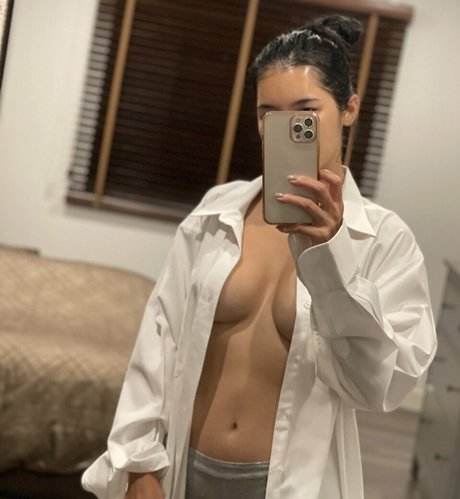 Naken läckt OnlyFans-bild av Natt Kejsarin