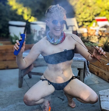 Обнаженная фотография утечки OnlyFans от Hannah Hart