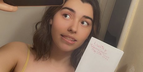 Naakte gelekte OnlyFans-foto van Any Baby Mooshi