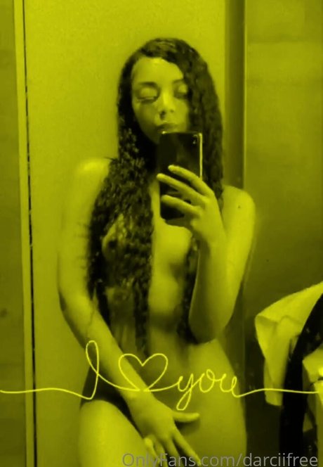 Обнаженная фотография утечки OnlyFans от Darciisworld