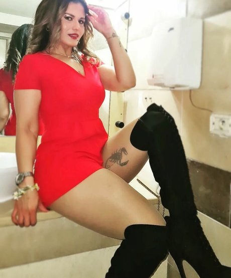 Обнаженная фотография утечки OnlyFans от Aroua Dh