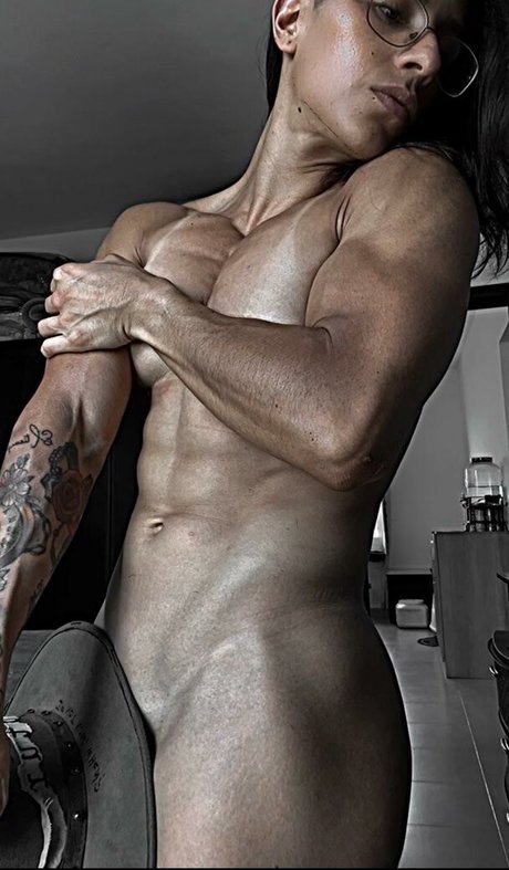 Naken läckt OnlyFans-bild av Elikfitcouplegirls