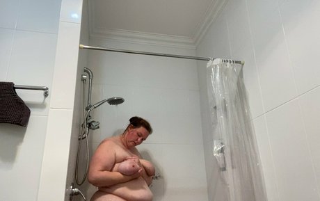 Naken läckt OnlyFans-bild av Plussizemum
