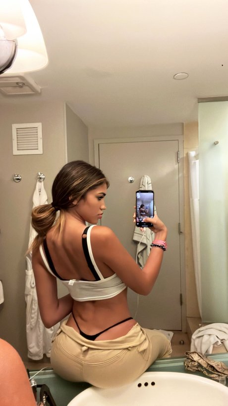 Nacktes geleaktes OnlyFans-Foto von Adeline Bri