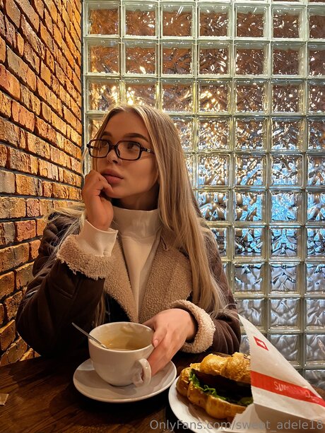 Naken läckt OnlyFans-bild av Sweet Adele18