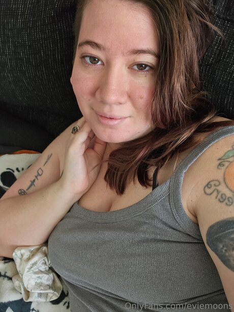 Alaston vuotanut OnlyFans-kuva Eviemoons