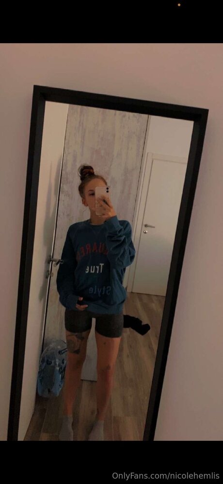 Naken läckt OnlyFans-bild av Nikkihemlis