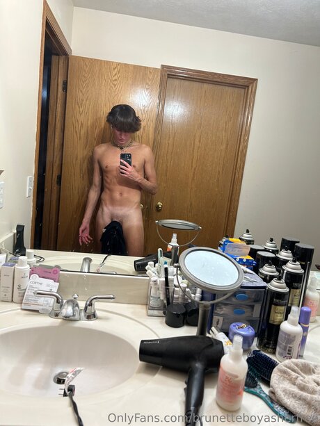 Naken läckt OnlyFans-bild av Brunetteboyasherfree