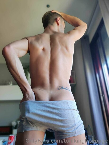 Naken läckt OnlyFans-bild av Tonikingfreepage