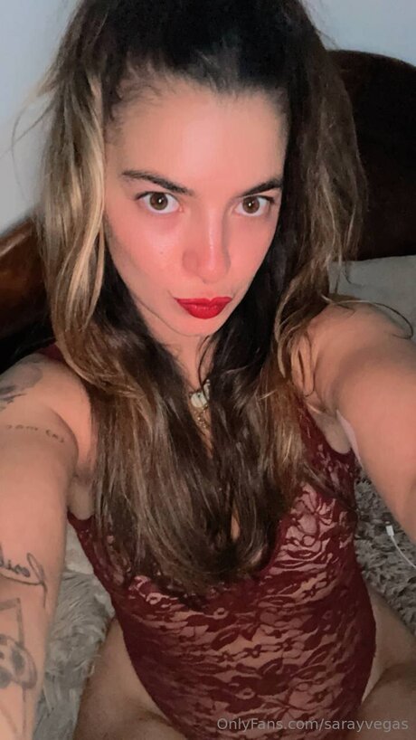 Naakte gelekte OnlyFans-foto van Sarayvegas