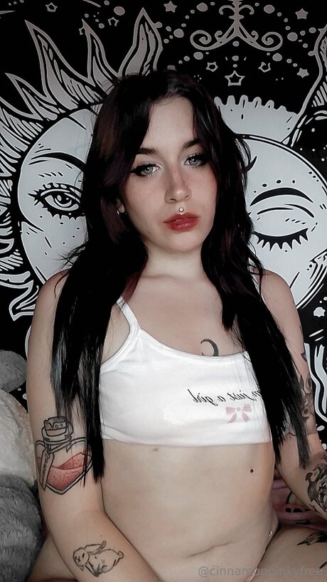 Naken läckt OnlyFans-bild av Cinnamonpinkyfree