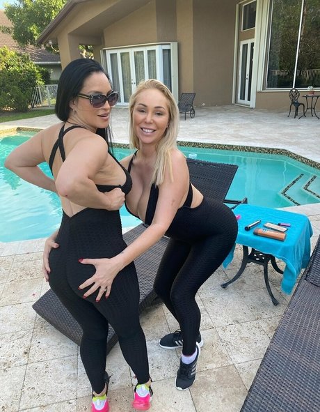 Nahá fotka uniklých OnlyFans od Mary Carey