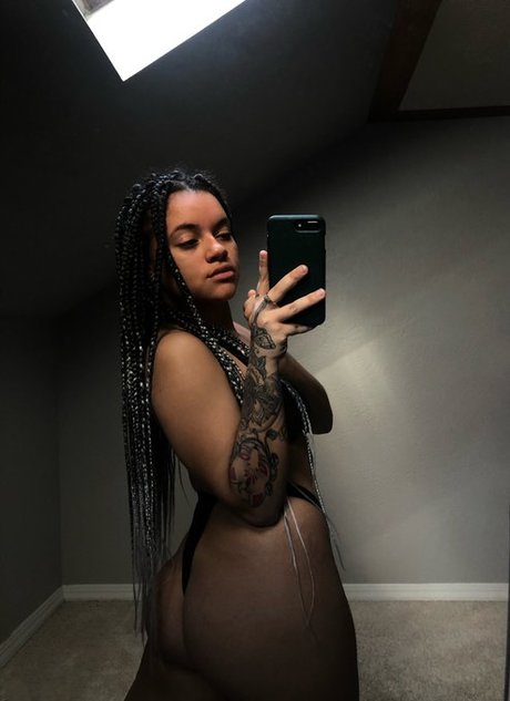 Naakte gelekte OnlyFans-foto van Vieraralyn
