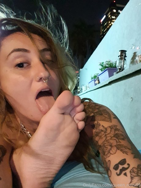Обнаженная фотография утечки OnlyFans от Mistress Romi