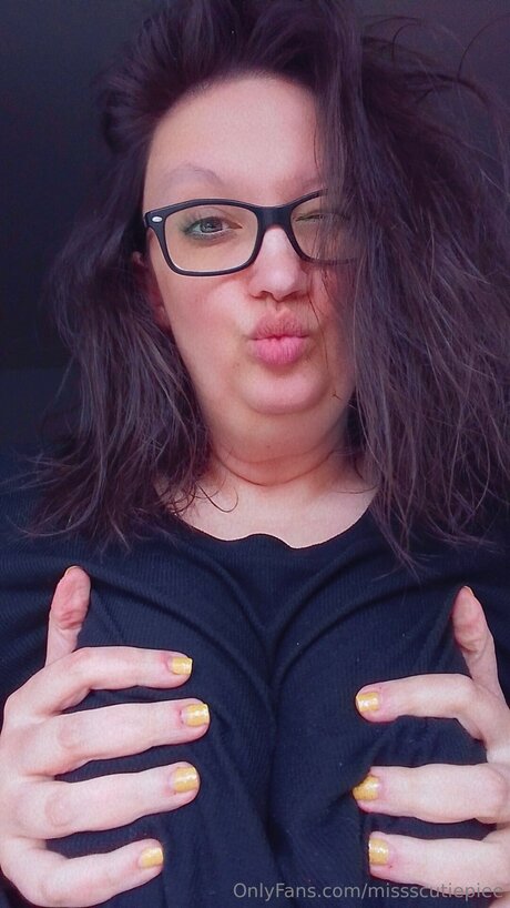 Naken läckt OnlyFans-bild av Missscutiepiee